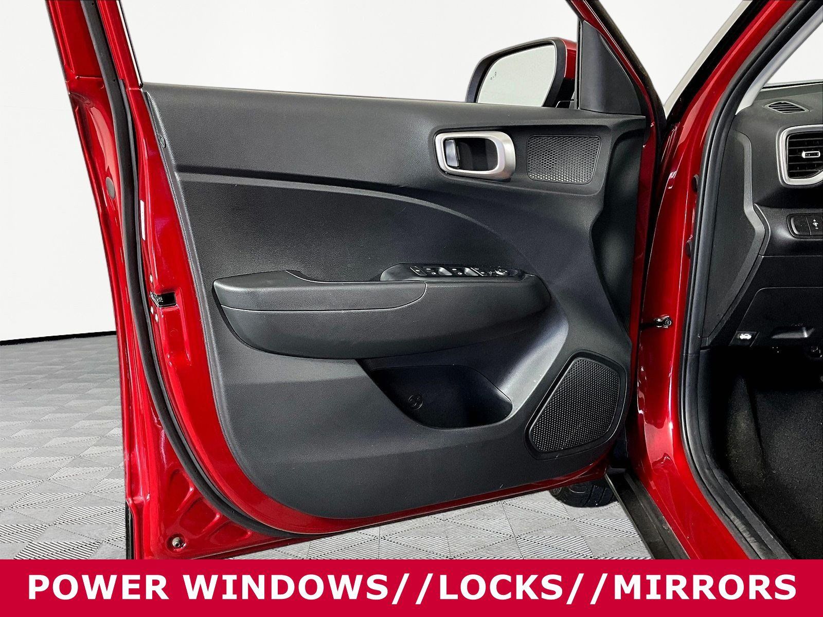Used 2025 Hyundai Venue SEL FWD image 18