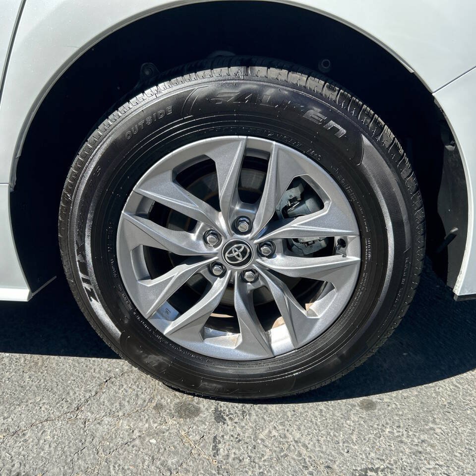 Used 2025 Toyota Sienna XLE w/ XLE Plus Package FWD image 25