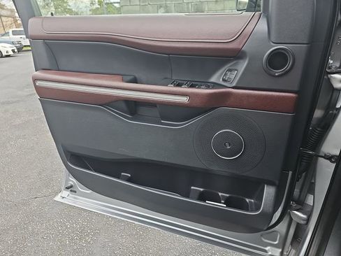 Used 2024 Ford Expedition Limited image 32