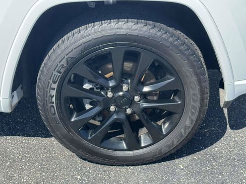 Used 2019 Jeep Grand Cherokee Altitude AWD/4WD image 6