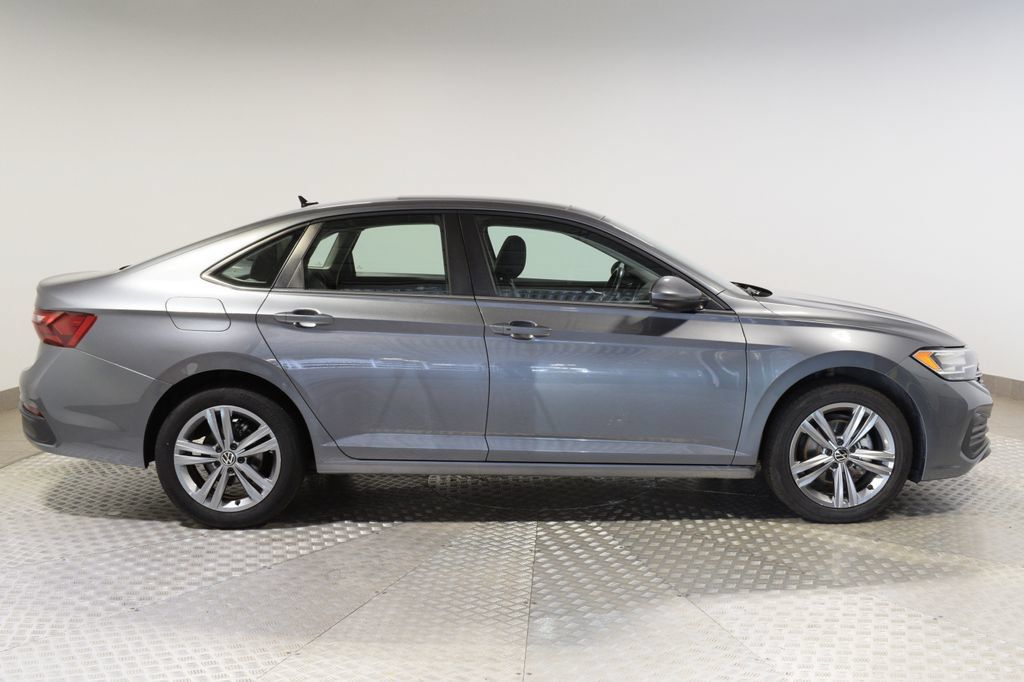 Used 2024 Volkswagen Jetta SE FWD image 2