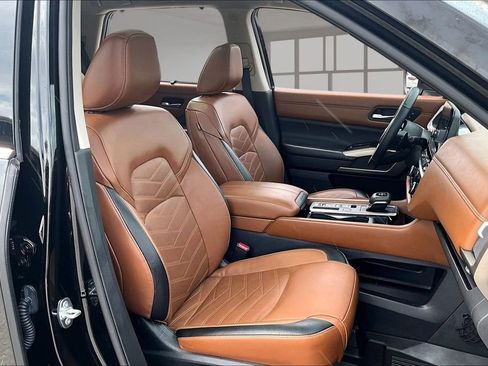 Used 2024 Nissan Pathfinder Platinum w/ Cargo Package image 29