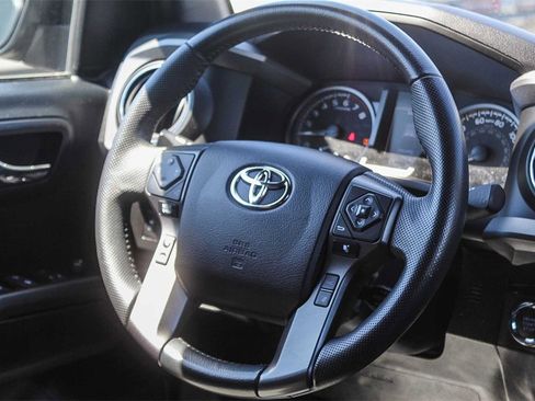 Used 2022 Toyota Tacoma TRD Sport w/ Technology Package image 15