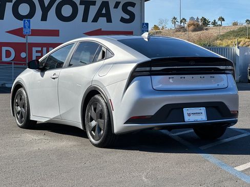 Used 2025 Toyota Prius Plug-In Hybrid image 3