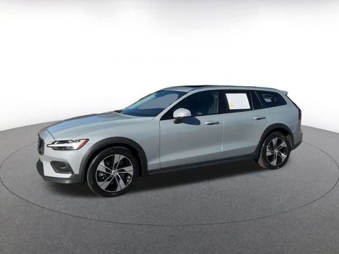 Used 2025 Volvo V60 B5 Cross Country Plus image 7