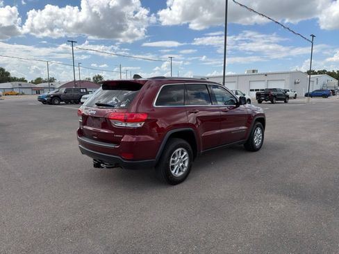 Used 2019 Jeep Grand Cherokee Laredo AWD/4WD image 3