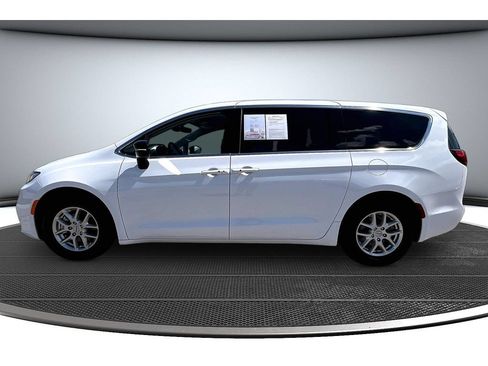 Certified 2024 Chrysler Pacifica Touring-L FWD image 17