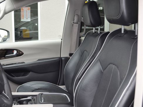 Used 2022 Chrysler Pacifica Limited image 6