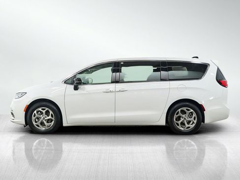 Used 2024 Chrysler Pacifica Limited FWD image 2