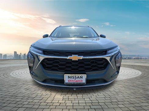 Used 2025 Chevrolet Trax LT FWD image 10