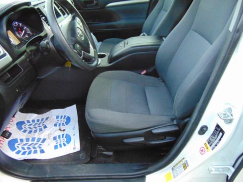 Used 2016 Toyota Highlander LE FWD image 5