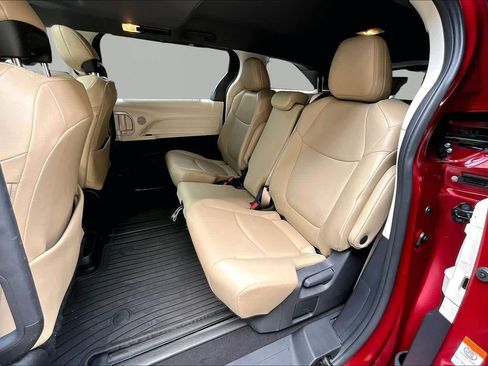 Used 2024 Toyota Sienna XLE FWD image 21
