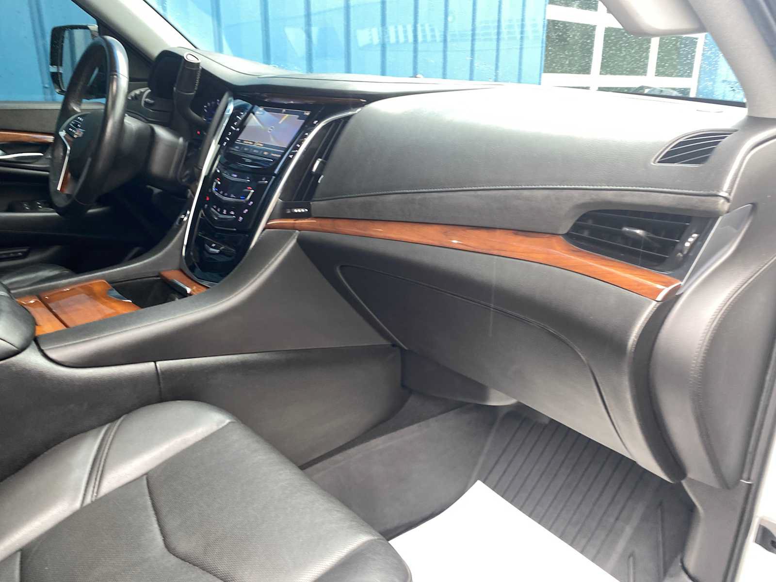 Used 2017 Cadillac Escalade Luxury AWD/4WD image 29