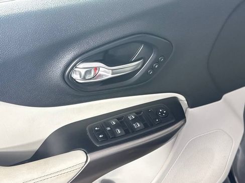 Used 2019 Jeep Cherokee Limited w/ Luxury Group AWD/4WD image 14