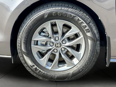 Certified 2021 Toyota Sienna XLE FWD image 26
