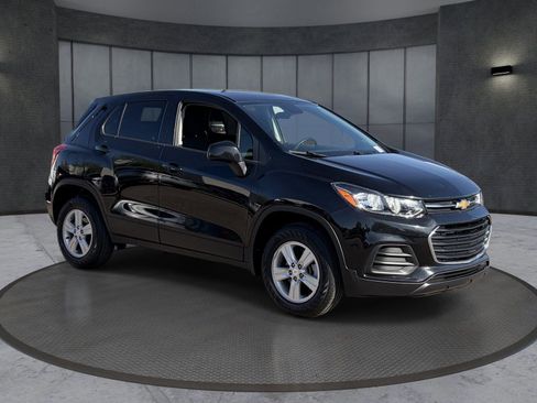 Used 2022 Chevrolet Trax LS w/ Tint and Cruise Package AWD/4WD image 8