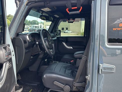 Used 2015 Jeep Wrangler Unlimited Rubicon w/ Dual Top Group AWD/4WD image 9