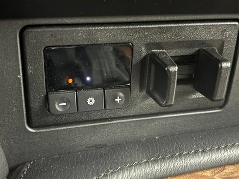 Used 2023 Nissan Armada SL w/ Captain's Chairs Package RWD image 40