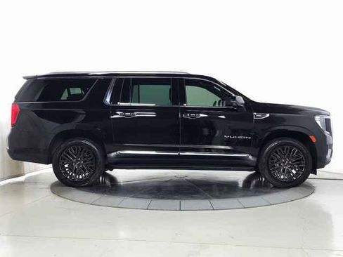 Used 2022 GMC Yukon XL SLT w/ SLT Premium Package image 15