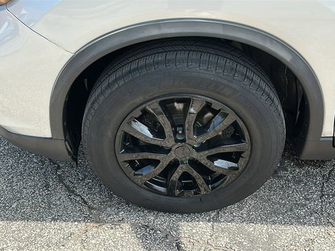 Certified 2017 Nissan Rogue SV AWD/4WD image 8