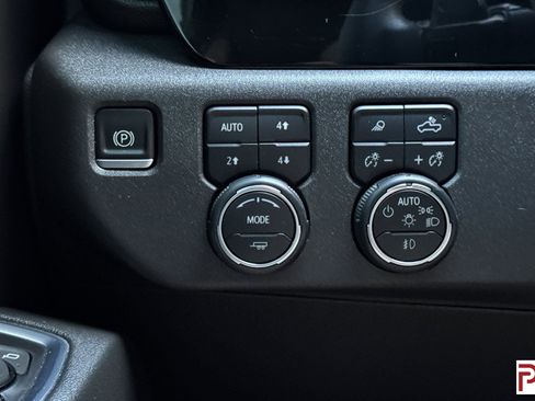 Used 2022 Chevrolet Silverado 1500 LT Trail Boss w/ LT Trail Boss Premium Package AWD/4WD image 32