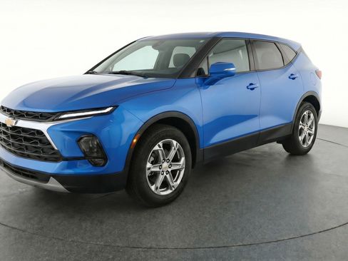 Used 2025 Chevrolet Blazer LT FWD image 3