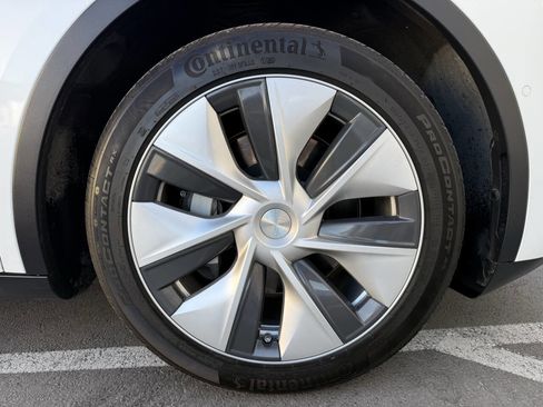 Used 2021 Tesla Model Y Long Range image 30