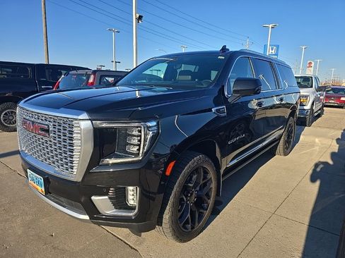 Used 2021 GMC Yukon XL Denali w/ Denali Ultimate Package image 3