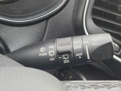 Used 2019 Jeep Cherokee Latitude w/ Cold Weather Group AWD/4WD image 40