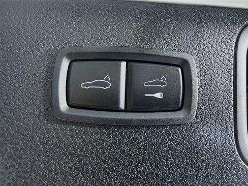 Certified 2025 Porsche Macan image 24