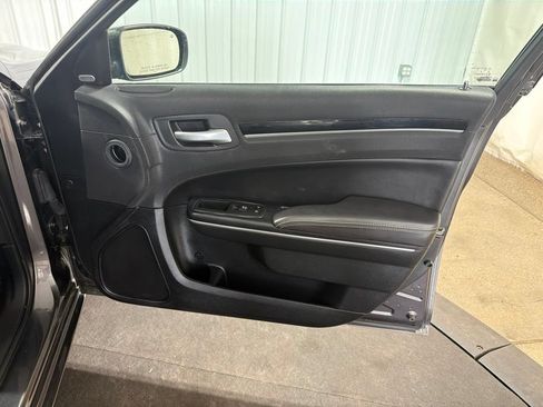 Used 2018 Chrysler 300 S AWD/4WD image 21