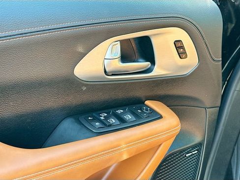 Used 2025 Chrysler Pacifica Pinnacle FWD image 18