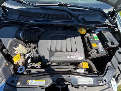 Used 2013 Chrysler Town & Country Touring-L w/ Driver Convenience Group FWD image 9