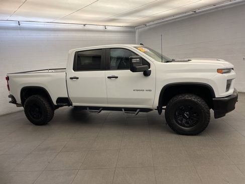 Used 2021 Chevrolet Silverado 2500 Custom w/ Custom Value Package image 3