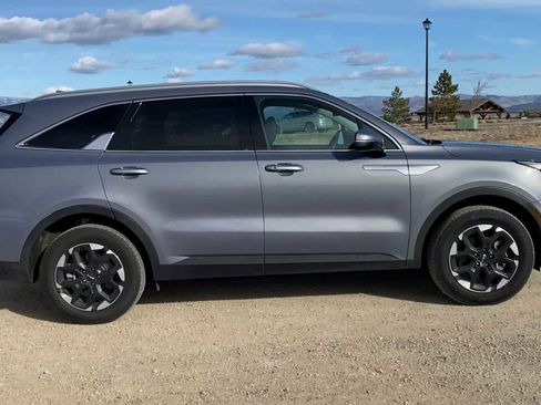 Used 2024 Kia Sorento S w/ Panoramic Sunroof Package image 9