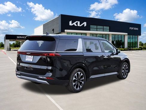 Used 2022 Kia Carnival EX FWD image 5