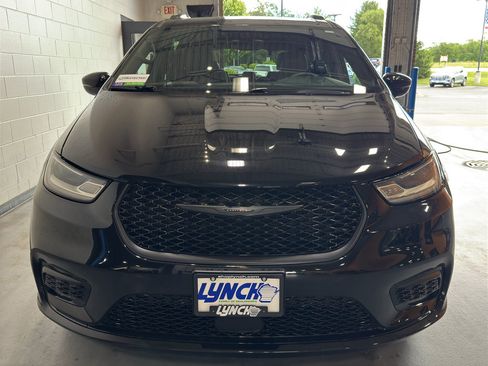 Used 2025 Chrysler Pacifica Limited FWD image 8