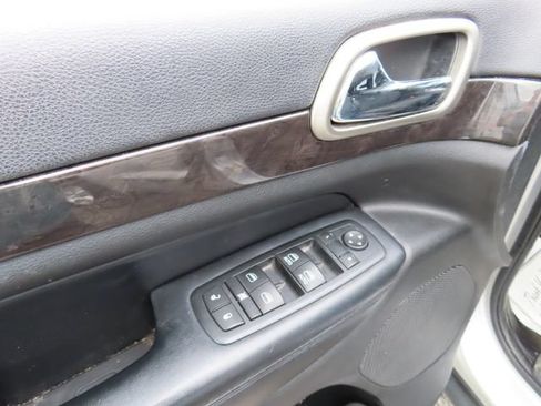 Used 2012 Jeep Grand Cherokee Laredo w/ Laredo E Group AWD/4WD image 15