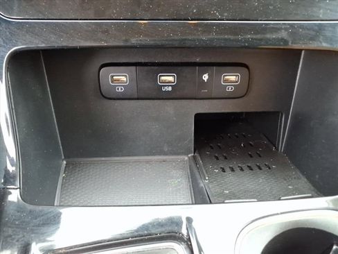 Used 2022 Kia Carnival EX image 29