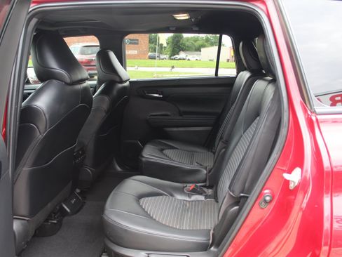 Used 2023 Toyota Highlander XSE FWD image 26