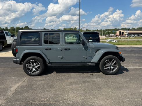 Used 2024 Jeep Wrangler Unlimited w/ Convenience Group AWD/4WD image 3