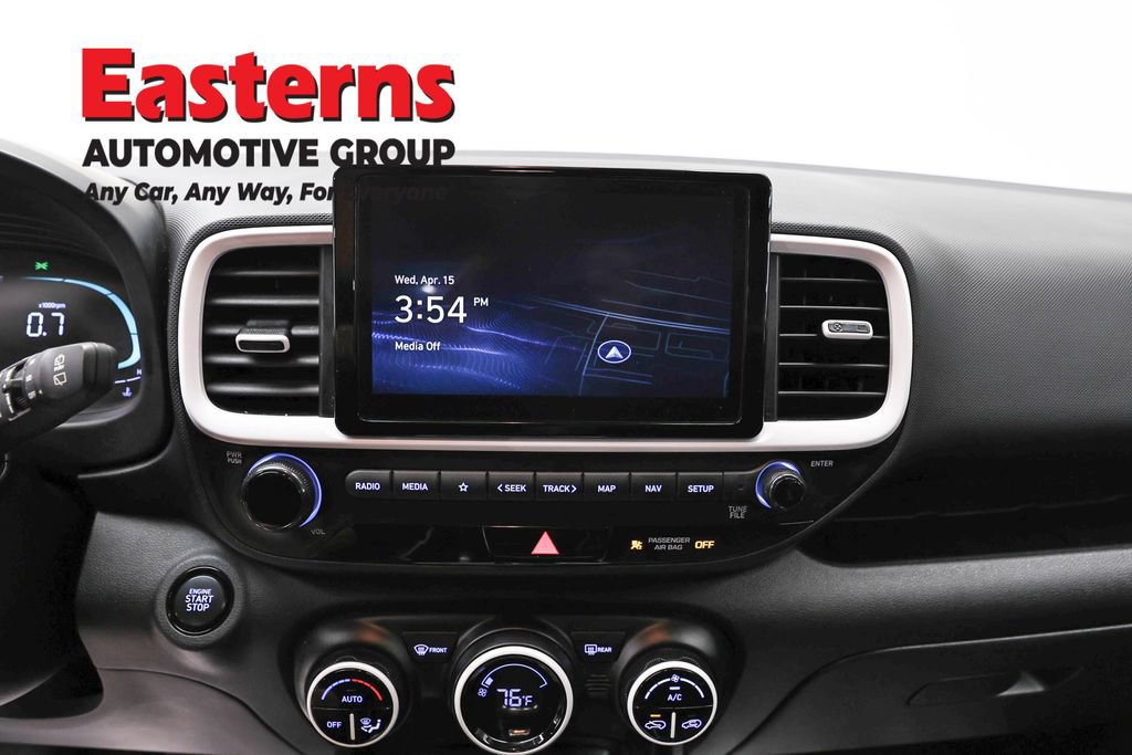 Used 2023 Hyundai Venue Limited FWD image 13