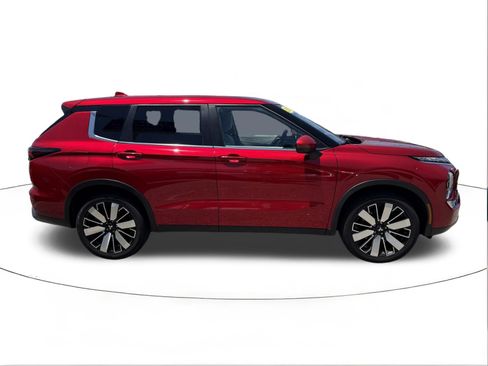 Used 2025 Mitsubishi Outlander SE FWD image 2