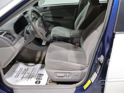 Used 2005 Toyota Camry LE FWD image 2