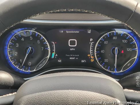 Used 2023 Chrysler Pacifica Touring-L FWD image 20