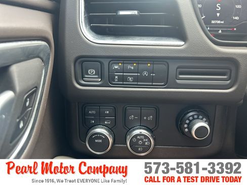 Used 2024 GMC Yukon XL SLT w/ SLT Luxury Package AWD/4WD image 14
