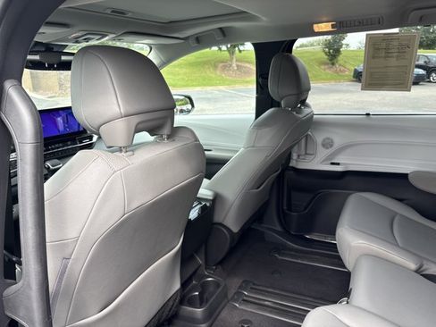Certified 2026 Toyota Sienna XLE FWD image 17