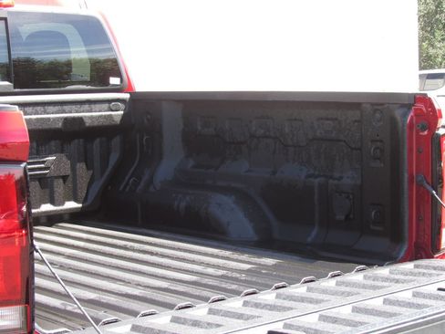 Used 2024 Chevrolet Colorado ZR2 w/ ZR2 Convenience Package III AWD/4WD image 9