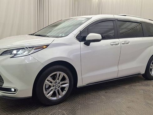 Certified 2025 Toyota Sienna Limited image 7