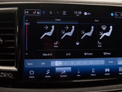 Used 2024 Chrysler Pacifica Limited FWD image 27
